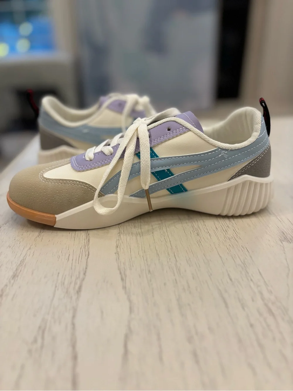 Women’s size 8 De Florance Retro Sneakers Lavender Blue NWT